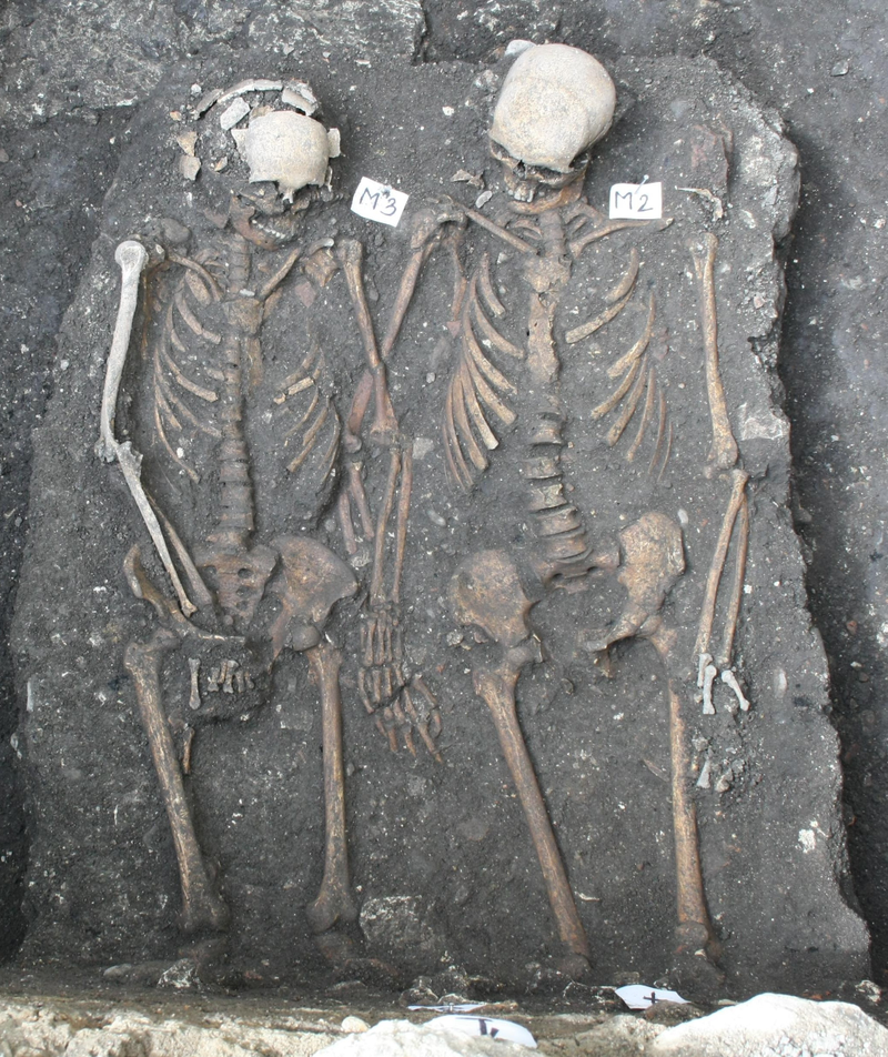 Illustration for article titled Romanian archaeologists uncover medieval skeletons holding hands